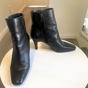 Bandolino Hundley Black Leather Zipper Ankle Boots - Size 9